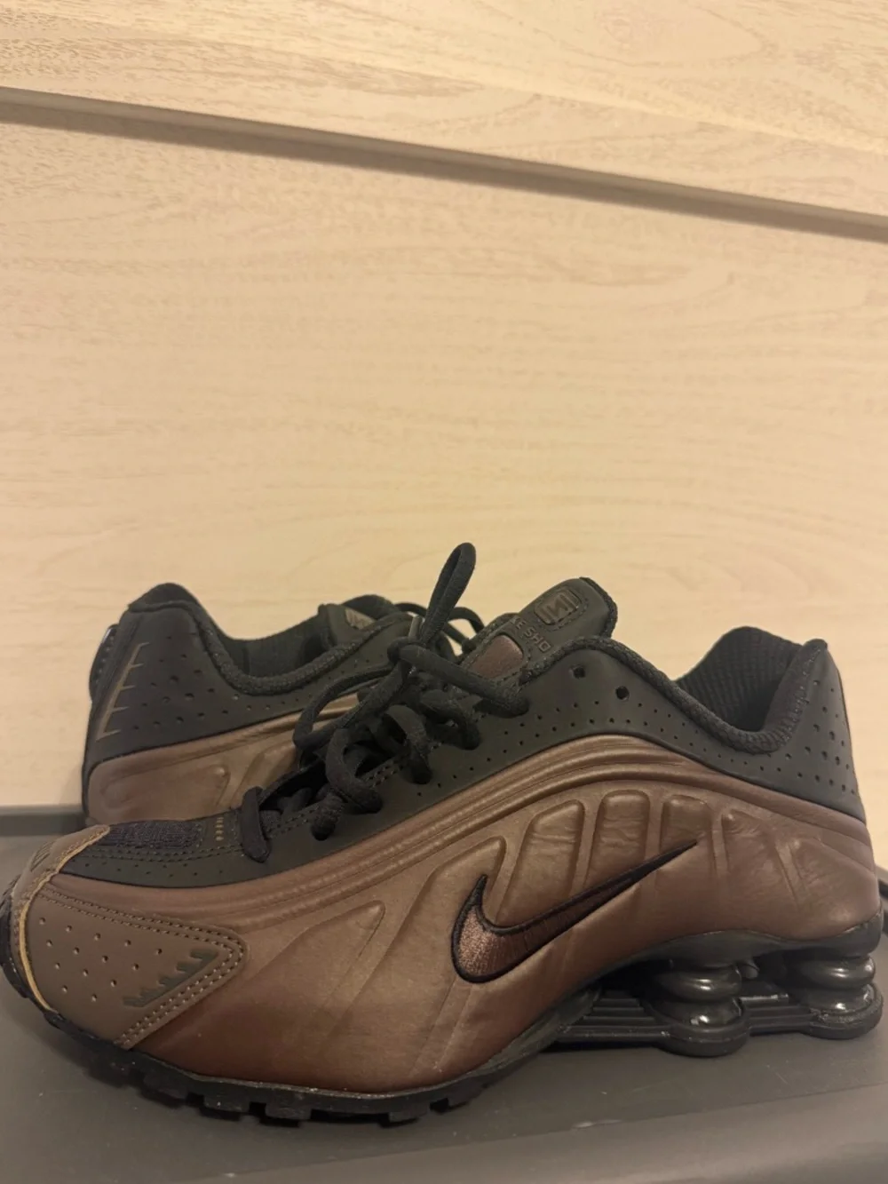 Nike Shox R4 Off Noir & Ironstone W 7.5 - Picture 2 of 5